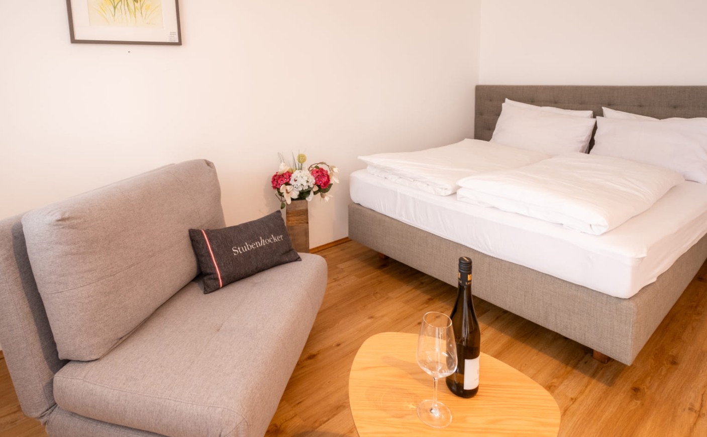 Modernes Apartment mit Doppelbett, Sitzecke und Wohnbereich