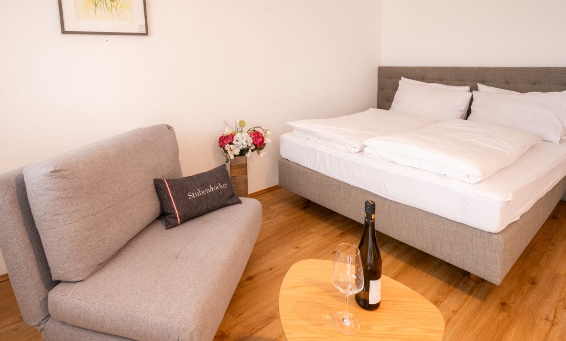 Modernes Apartment mit Doppelbett, Sitzecke und Wohnbereich
