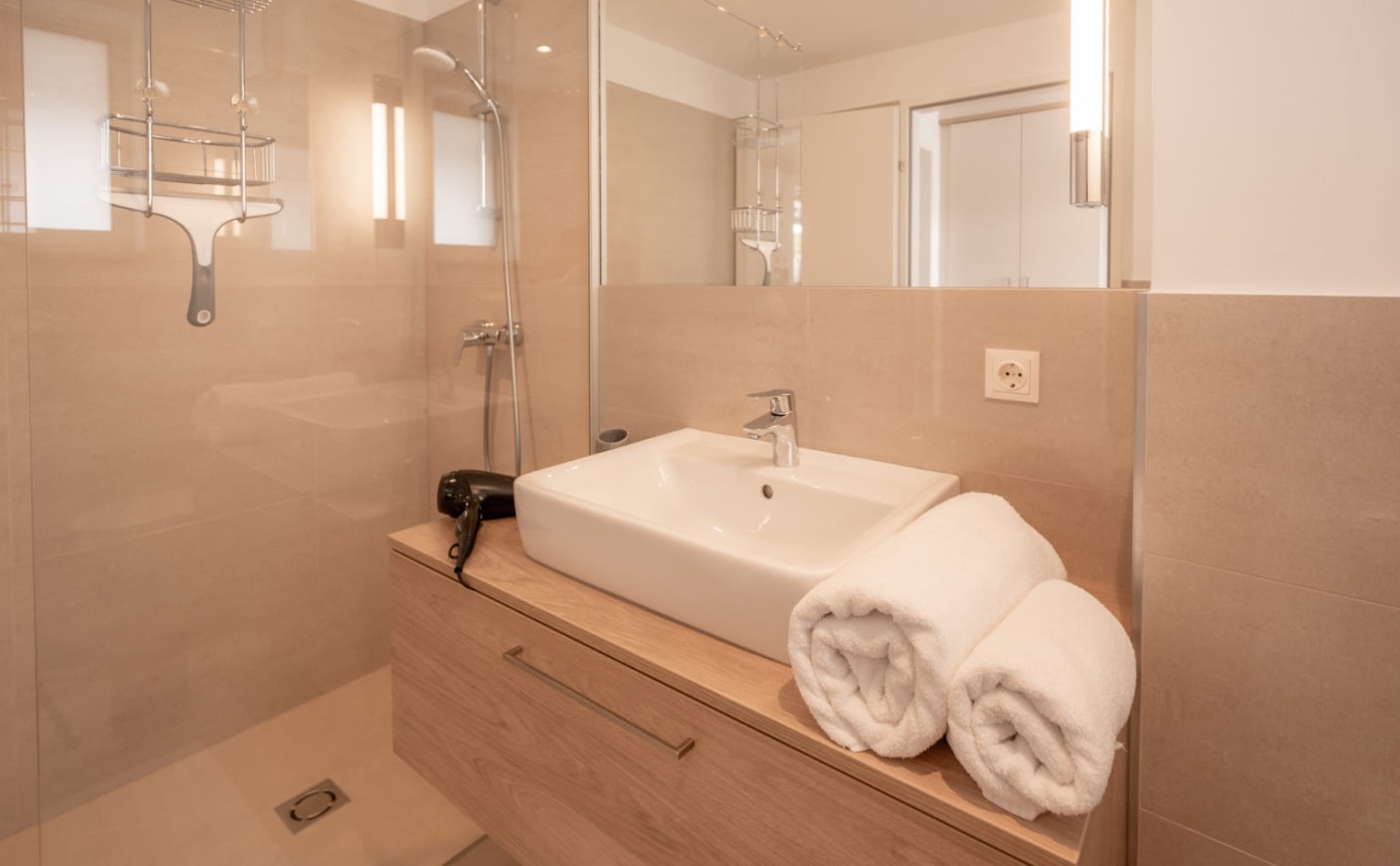 Modernes Badezimmer mit ebenerdiger Dusche und hochwertiger Ausstattung