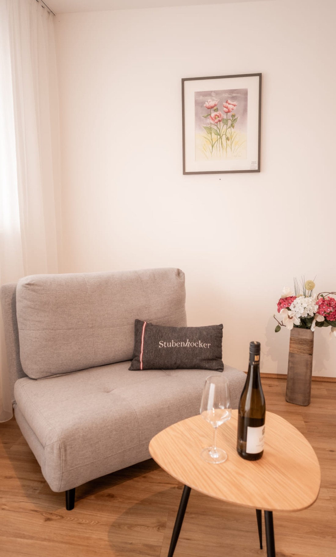 Gemütlicher Wohnbereich im modernen Apartment im Waldviertel